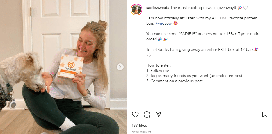 Influencer promujący batony proteinowe na Instagramie za pomocą unikalnego kodu partnerskiego