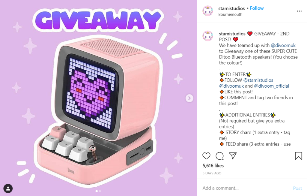 Komputer z wyświetlonym sercem jako symbolem zwycięstwa